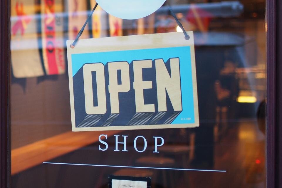 상점 문에 걸린 OPEN 간판