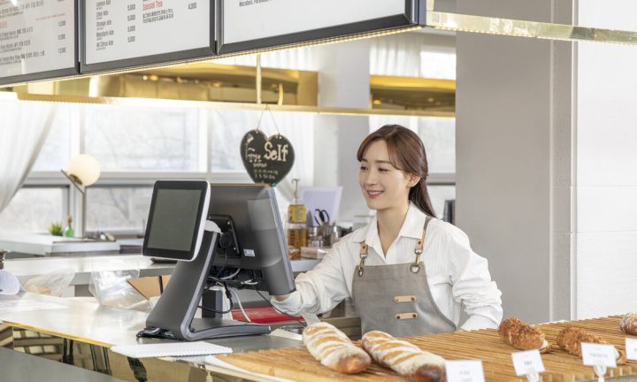 베이커리 계산대 앞에 선 직원